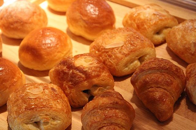 「HOTEL COZZI」の工房で焼き上げているパンを直送しています