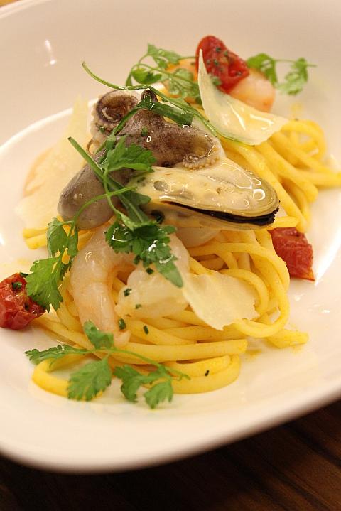 パスタ：季節のシーフードとセミドライトマトのリングイネ