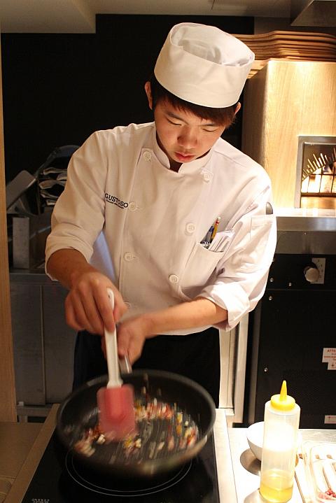その場で作ってくれるオムレツも具だくさん～！