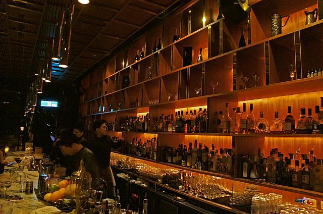 本棚を模した壁側には各国のお酒がずらり！お酒の種類もバーコードとは違うそう