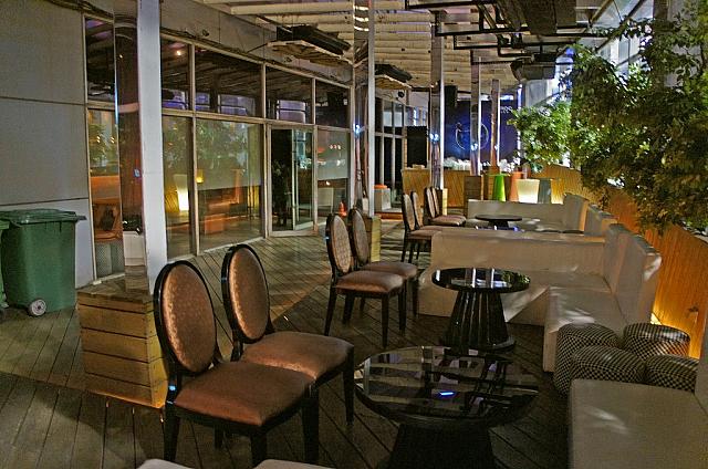 バルコニー席は夏場はとっても気持ちいいそう！