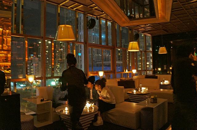 全面ガラス張りで窓際の席の眺めは最高！バーコードとは全く違うお店みたい