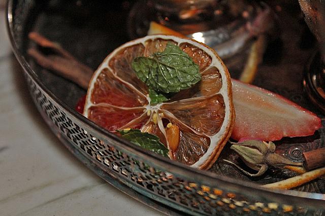 出てきた瞬間、よい香り～♪お酒のまわりにドライフルーツやハーブのトッピングがしてあって可愛い！