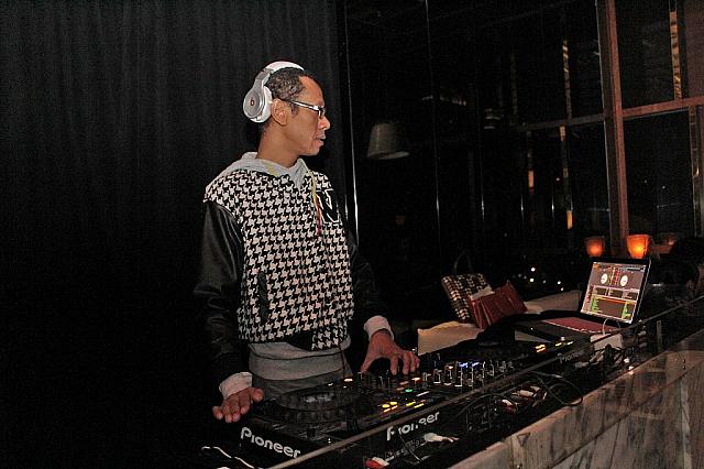 その時のお客さんの雰囲気に合わせて音楽をアレンジするDJさん。音楽に合わせてお客さんのお話も盛り上がります～