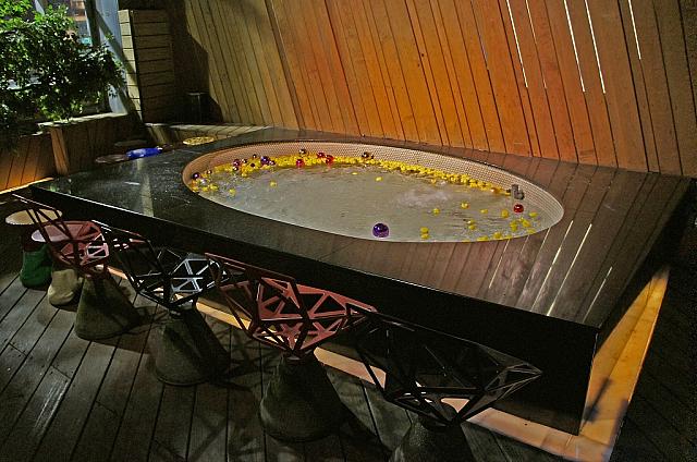 バルコニーにはジャグジーも！店内からも目立ちます