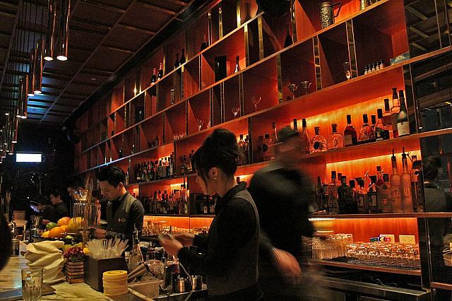 綺麗な夜景も素敵ですが、カクテルを作ってる所を間近で見られるカウンター席でオリジナルカクテルをいただきます