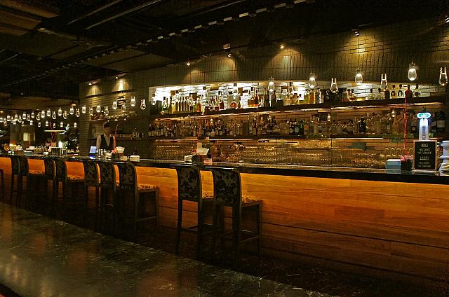 入ってすぐ目に入ってくるのはおたくさんのお酒が並んだバーカウンター