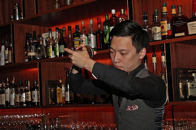 こちらがJefriさん。宝石みたいなキレイなカクテルを作ってくれるんですよ～♪