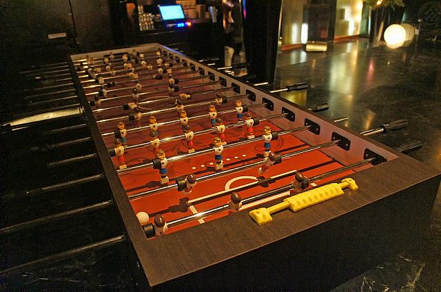 ピカピカに磨かれたゲームボードが入口に