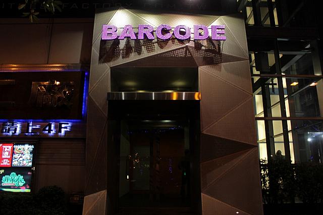 ビルの外側にある専用エレベーターで5Fへ上がります！