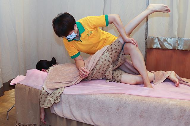 カーテン越しに、アクロバティックポーズなナビ(笑)