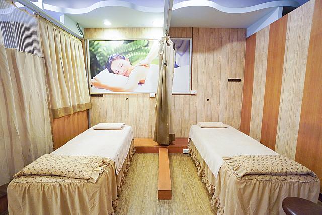 カーテンで仕切るタイプの個室。お友達同士やカップルにも。