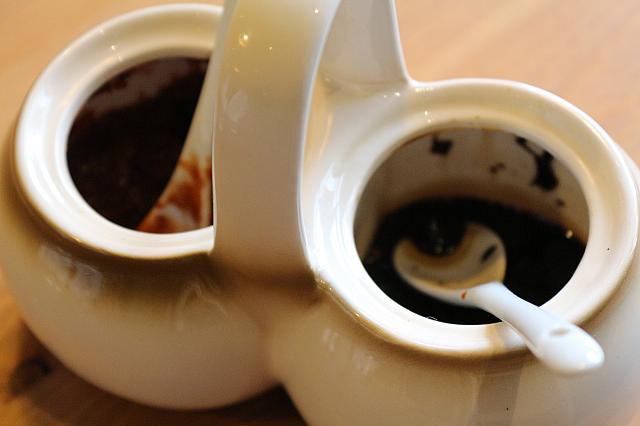 テーブルには、醤油ととうがらしも