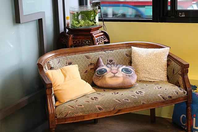 傍らにはソファ