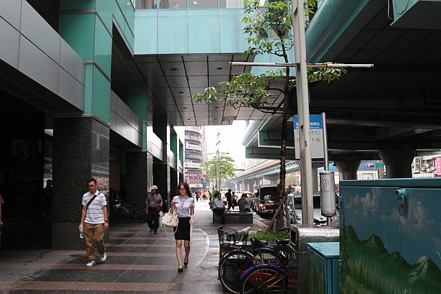 駅から歩いてくる感じ