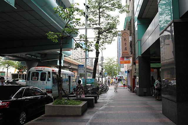 すぐ前方にお店の看板