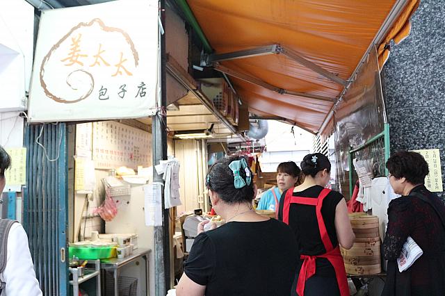 店先でほおばってる人も