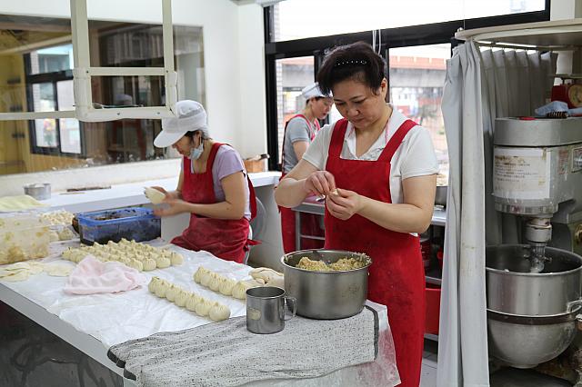 右側は粉を練っている器械