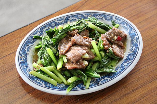 炒牛肉　100元　青菜と炒められたのはご飯にぴったり味付けでした