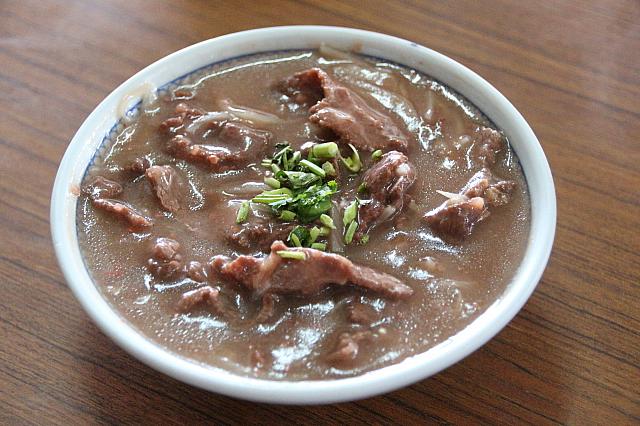 牛肉羹（小）　60元　紅麹が入ったスープは甘みがあり、ヘルシーな印象でした。