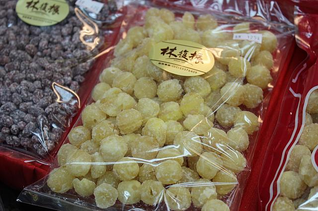 迪化街でよくみられる蓮の実、蓮の花茶も売っています
