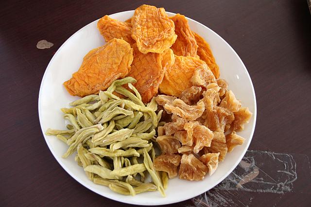 お店では試食もできます、こちらは愛文マンゴーと情人果、パイナップルです