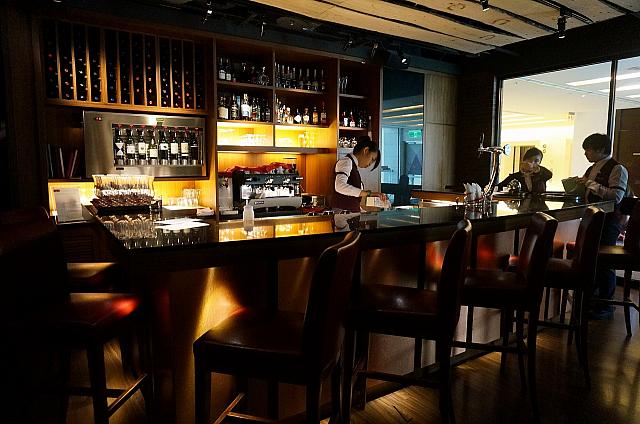 店内エントランス部分に、ワインセラーとバーカウンターが設置されていました。いつでも利用可能だそうです。