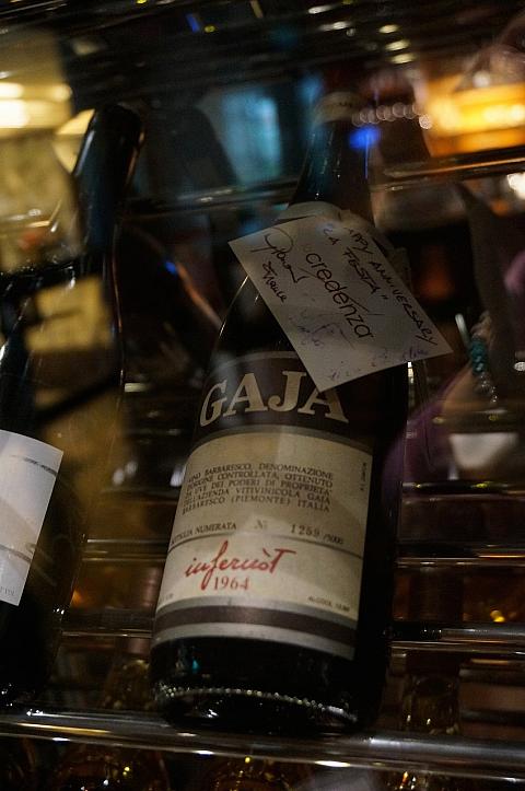 イタリアワインの帝王「ガヤ」の1964年もの！こちらは売り物ではないとのこと。ラベルの黄ばみが、その歴史を物語っておりました。