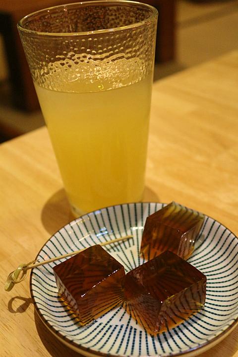 セット共通のメニュー当店オリジナルフルーツティーと黒糖こんにゃく。添加物を一切加えていない、自然のお味。