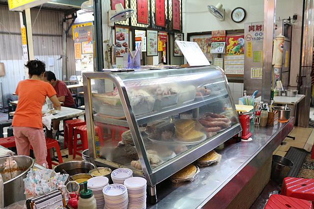 メニューの値段は、ケースの上や壁にも貼ってあります