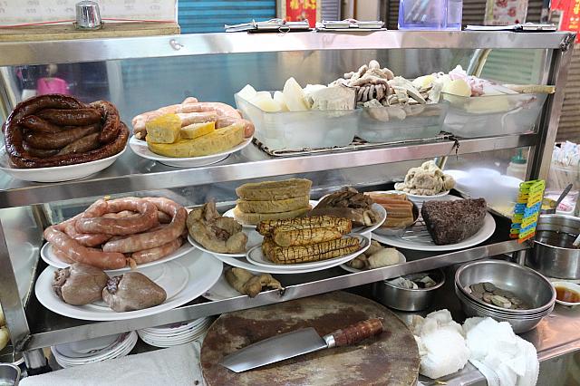どのように料理され、どんな味がするのか分からない時は、お店の方におすすめを聞くか、或いは自分の直感を信じて、これ！と指差してみましょう