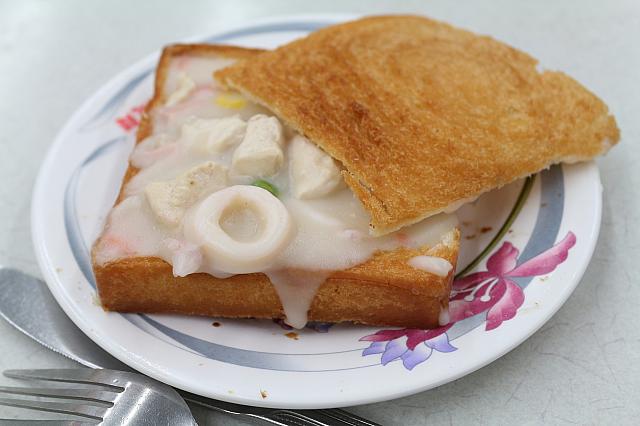 ナイフとフォークでいただきます、正老牌棺材板（60元）
