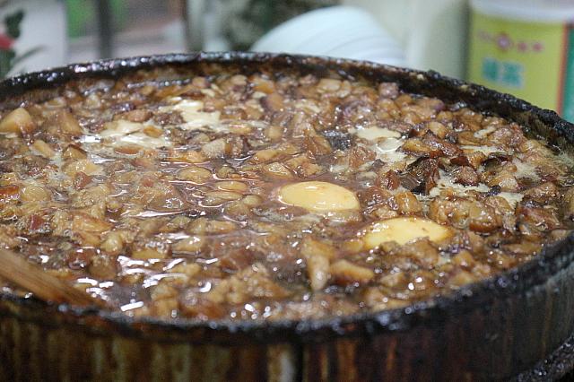そして、肉の煮込み、卵が入っています