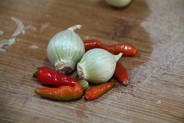 調味料で、赤いのはトウガラシですが、もう一つはニンニクサイズのタマネギ