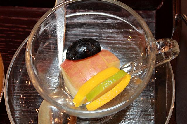 フルーツを食べながら飲むのが楽しい
