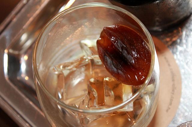 氷とコーヒーの氷が混ざっています