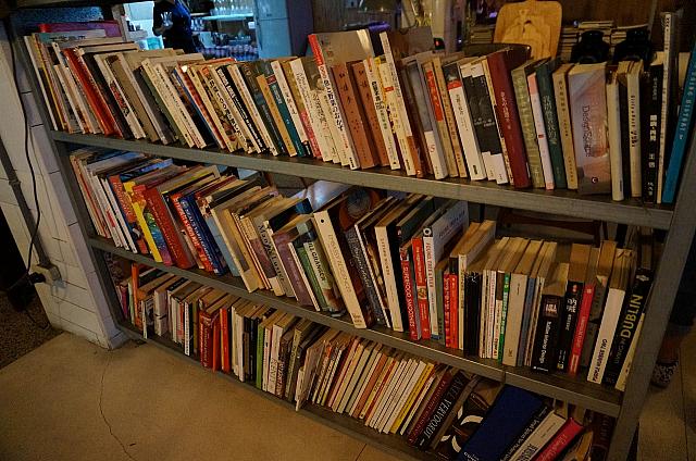 日本語の本のたくさんありました。