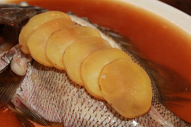 お魚の上に煮汁たっぷりのじゃがいも。