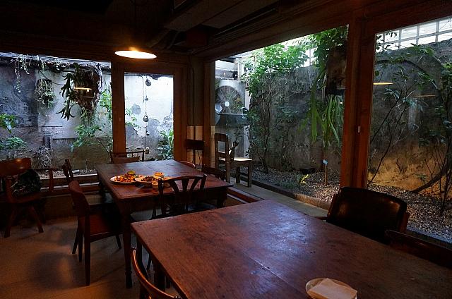 とても大きなガラスで囲まれた店内。開放感があって気持ちいい！  