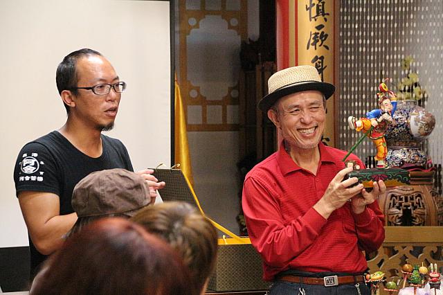 施教鏞さんとお店を仕切っている息子さん