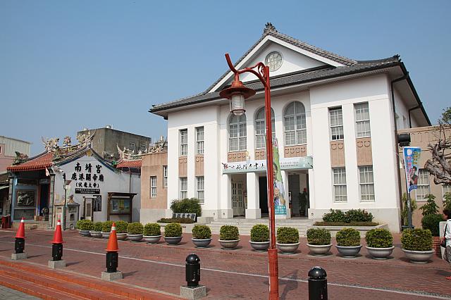 南靖宮と鹿港芸文館、この前の道が埔頭街、ここから建物に向かって右の方へ歩いてみました