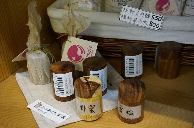 ネパール製の蜜ろうはリップなどに♪