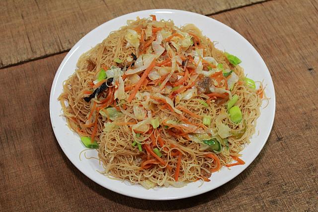 純糙米米粉（玄米から作られたビーフン）は純米米粉よりも色が茶色みがかっています