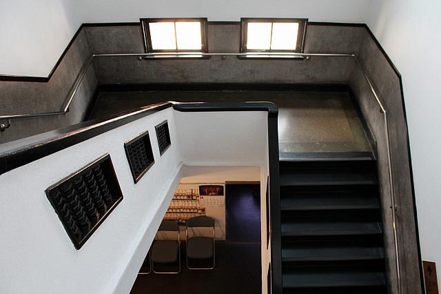 手すりは檜製。かなり価値のあるものでしたが、建物を保存するという概念がなかった時代にペンキで塗られてしまいました…