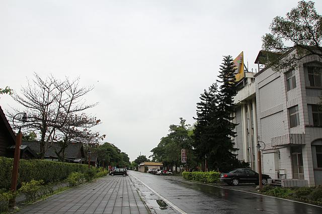 広い敷地内をまっすぐ行くと