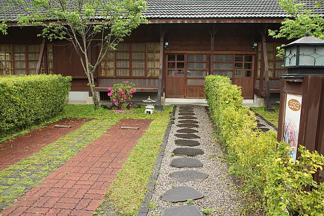 垣根がきれいで、縁側もあります