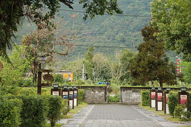 向こうは台鉄の線路で、右のほうに「光復」駅があります