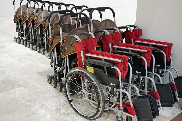 サービスカウンター横に用意されたベビーカーと車いす
