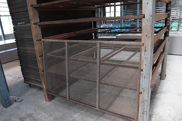 パタンと落とせば茶葉が落下！でも木枠は棚にあるから、戻すのも簡単！