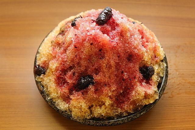 こちらもトッピングの上に氷がかかり、さらにその上にシロップがかかった状態で提供されます。
